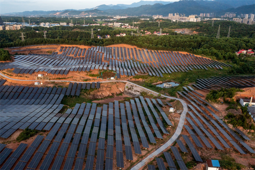 航拍蘆溪縣蘆溪鎮路行村光伏基地。王強攝