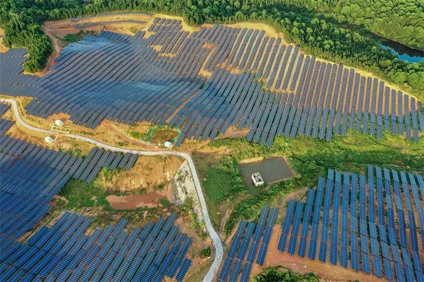 航拍蘆溪縣蘆溪鎮路行村光伏基地。王強攝