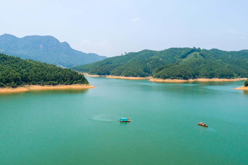 保潔員在湖面巡查 （無人機拍攝）。陳福平攝