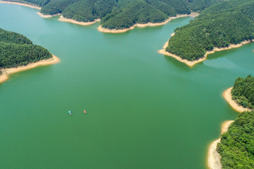 保潔員在湖面巡查 （無人機拍攝）。陳福平攝