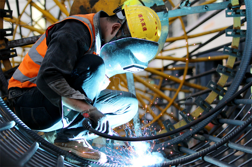 工人們不畏酷暑，抓緊施工。李建平攝