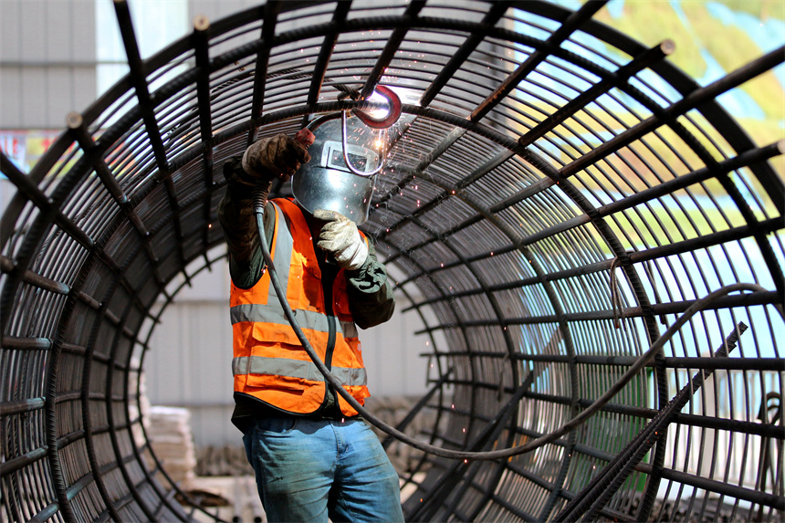 工人們不畏酷暑，抓緊施工。李建平攝