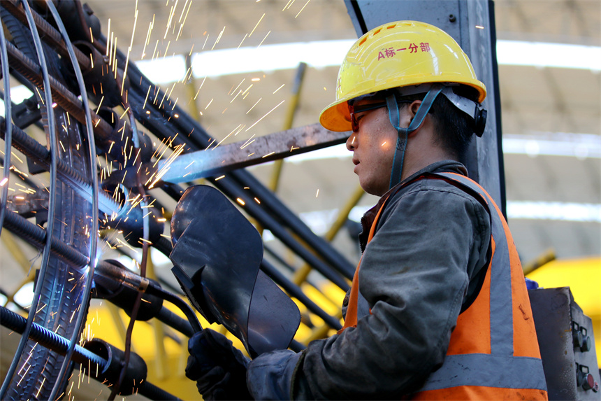 工人們不畏酷暑，抓緊施工。李建平攝