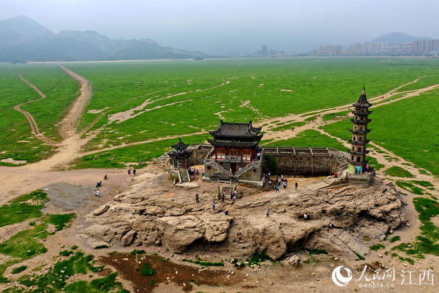 落星墩完全露出水面。 人民網 時雨攝