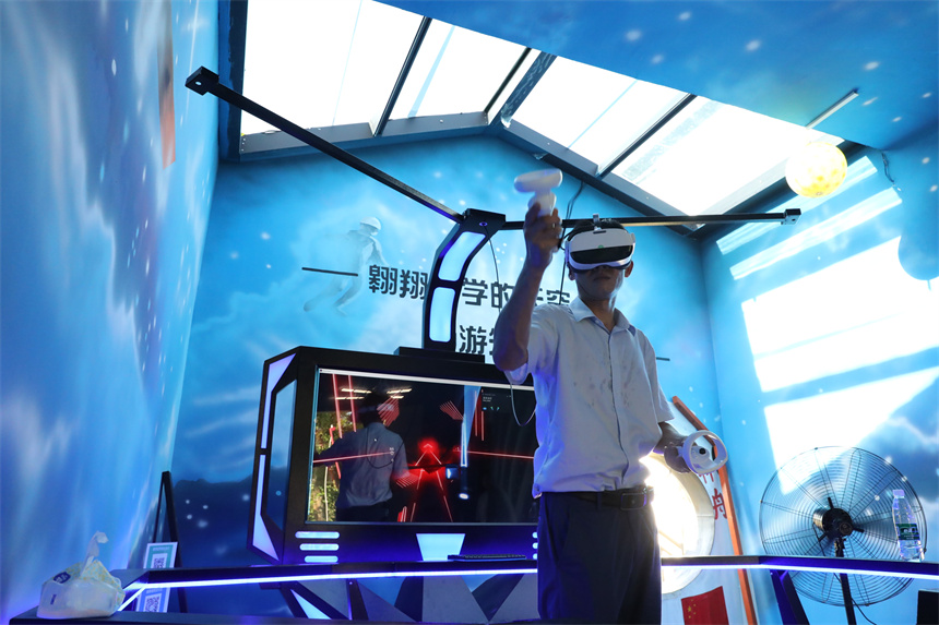 在彭澤縣芙蓉墩鎮湖西村VR體驗館，游客正在體驗VR游戲。