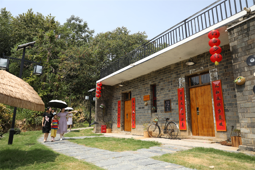 游客正在參觀改造后的老宅。