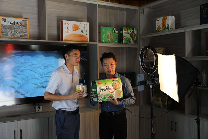 彭澤縣芙蓉墩鎮湖西村許家壩鄉村直播間，工作人員正在直播當地農產品。