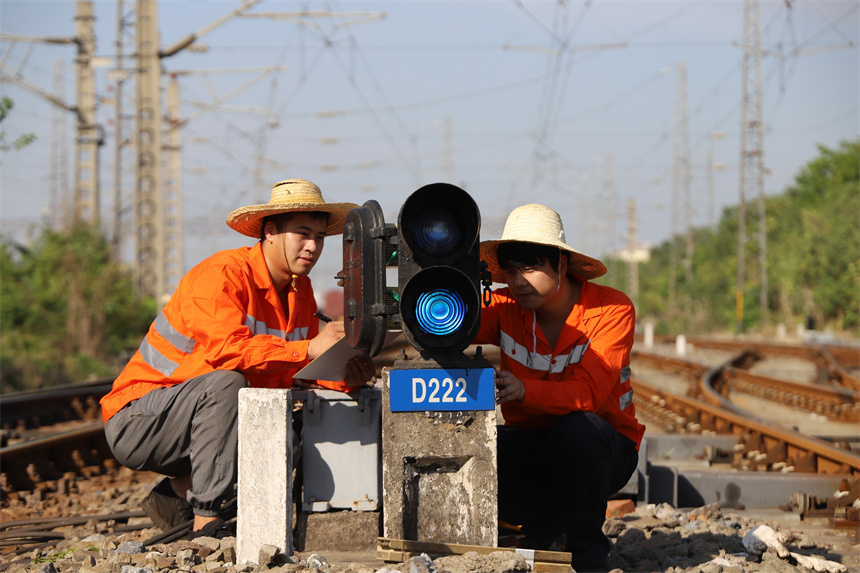 鐵路工人正在對信號機進行調試。 李正緯攝