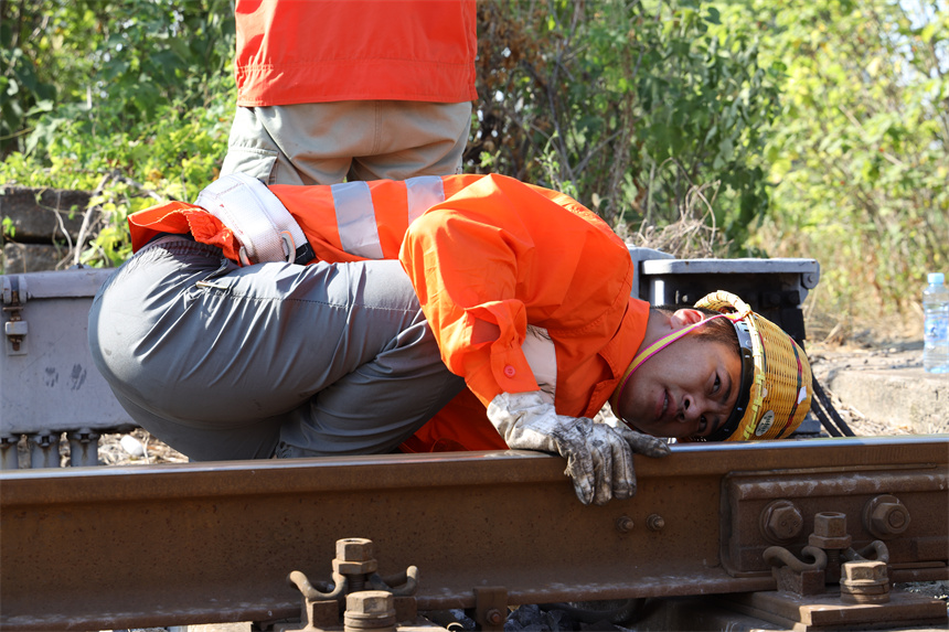 鐵路工人正在對軌面進行檢查查找隱患問題。 李正緯攝