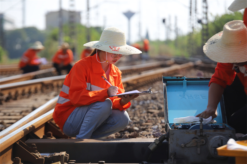 鐵路工人正在記錄設備運行數據。 李正緯攝