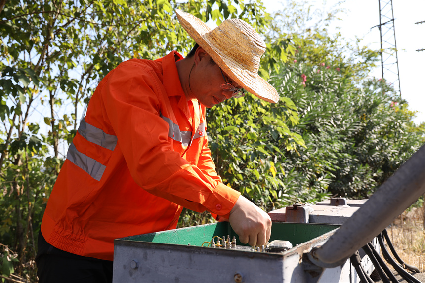鐵路工人正在對箱盒內部軌道電路進行檢查。 ?楊子熠攝