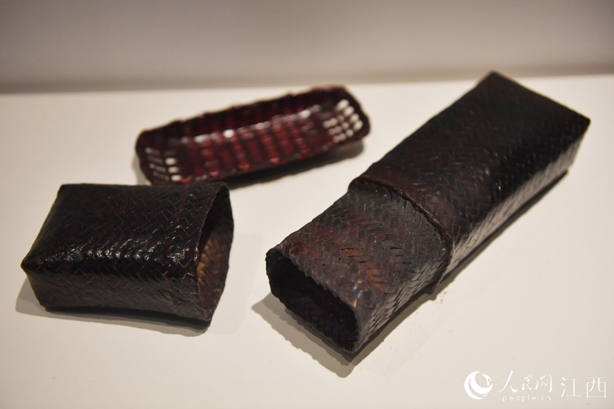 竹編博物館內展出的各類竹編展品。 人民網 時雨攝