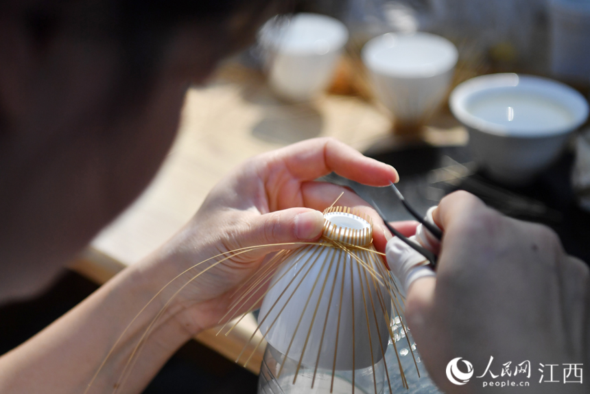 村民們在竹藝中心制作竹編產品，這些精美的產品既美觀又實用且銷路廣。 人民網 時雨攝