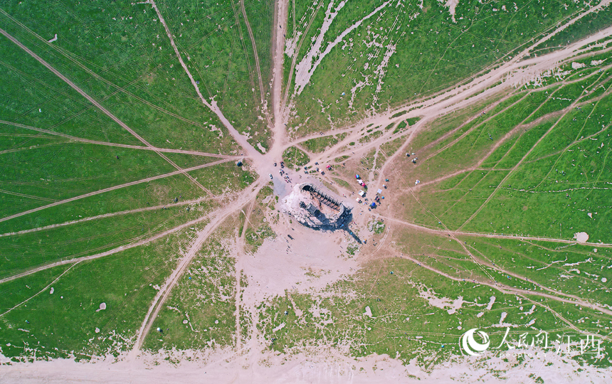航拍江西省廬山市鄱陽湖湖區，大面積灘涂裸露，變身“草原”。人民網 毛思遠攝