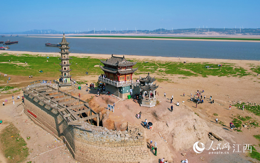 隨著鄱陽湖水位下降，位于江西省廬山市鄱陽湖湖區的落星墩完全展現出來。人民網 毛思遠攝