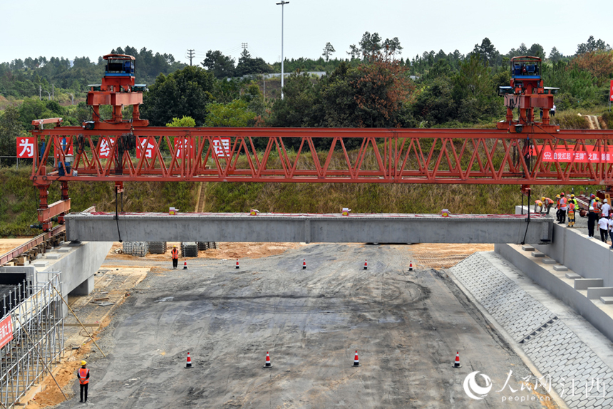 預制箱梁架設到贛新大道連接線特大橋右幅墩上。 人民網 時雨攝