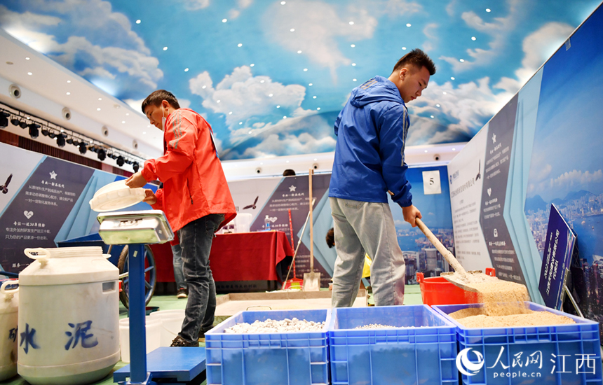 混凝土職業技能競賽在南昌舉行，圖為選手在競賽中。 人民網 時雨攝