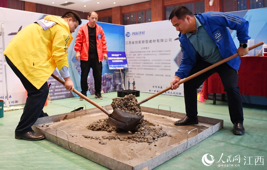 混凝土職業技能競賽在南昌舉行，圖為選手在競賽中。 人民網 時雨攝