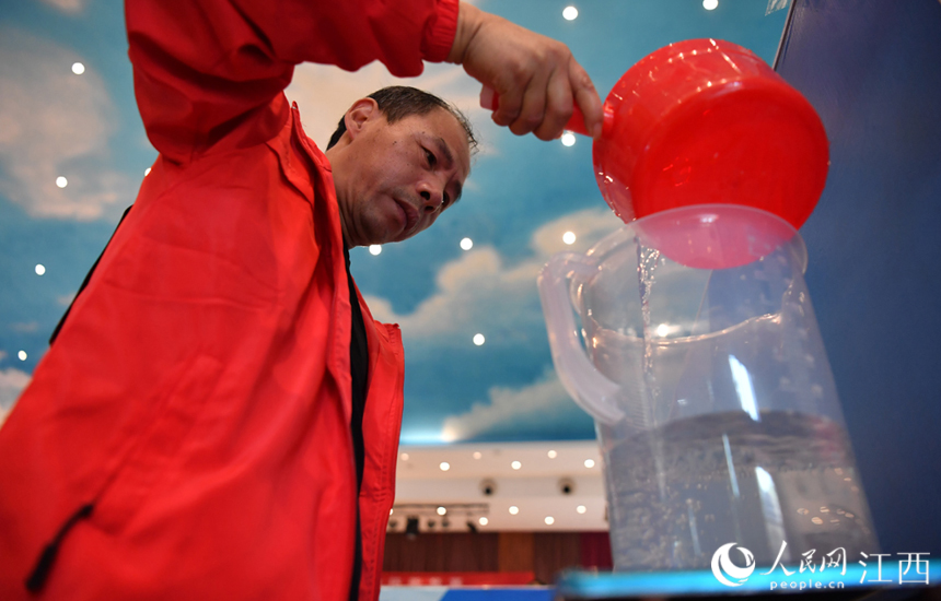 混凝土職業技能競賽在南昌舉行，圖為選手在競賽中。 人民網 時雨攝