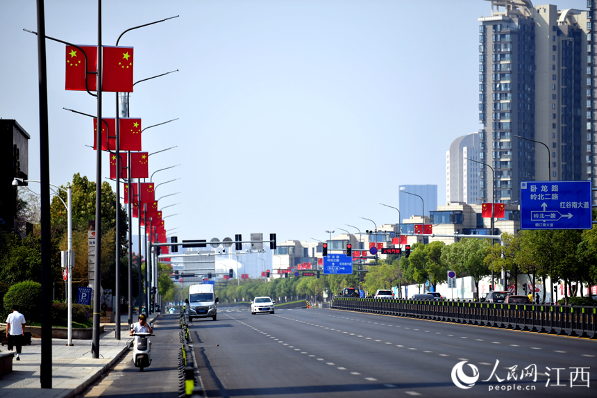 南昌贛江大道上國旗飄揚，洋溢著喜迎國慶濃郁氛圍。 人民網 時雨攝