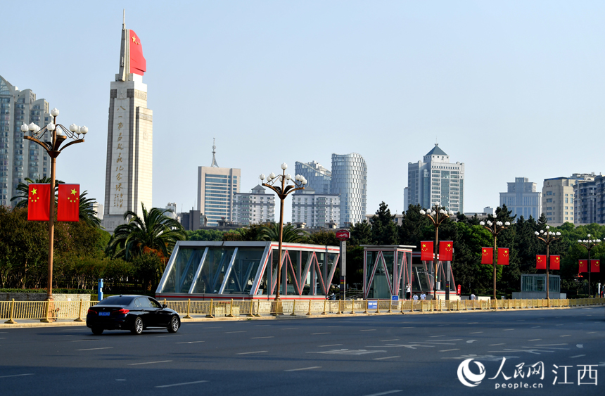 南昌八一大道上國旗飄揚，洋溢著喜迎國慶濃郁氛圍。 人民網 時雨攝