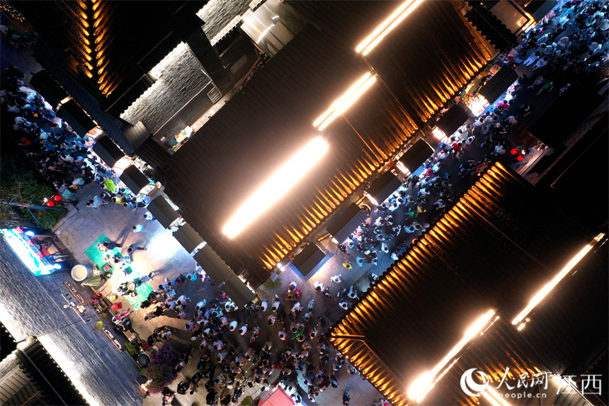 萬壽宮夜市街巷人頭攢動。 人民網 時雨攝