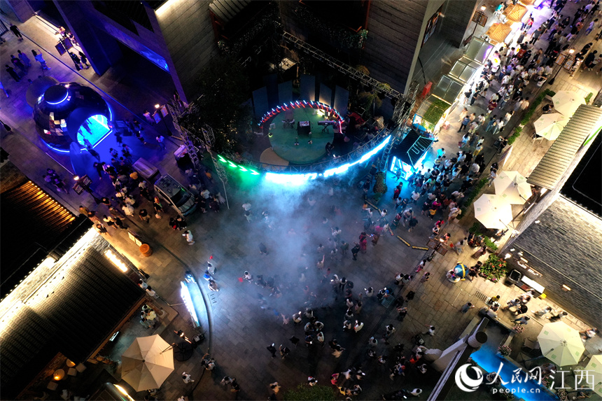 萬壽宮夜市街巷人頭攢動。 人民網 時雨攝