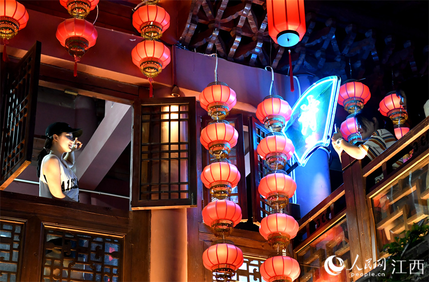 萬壽宮張燈結彩，節日氛圍濃厚，吸引游客前來“打卡”。人民網 時雨攝