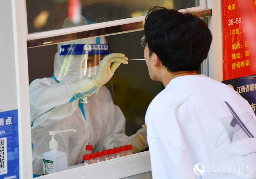 國慶假期，醫護人員堅守崗位，為市民做核酸檢測。 人民網 時雨攝