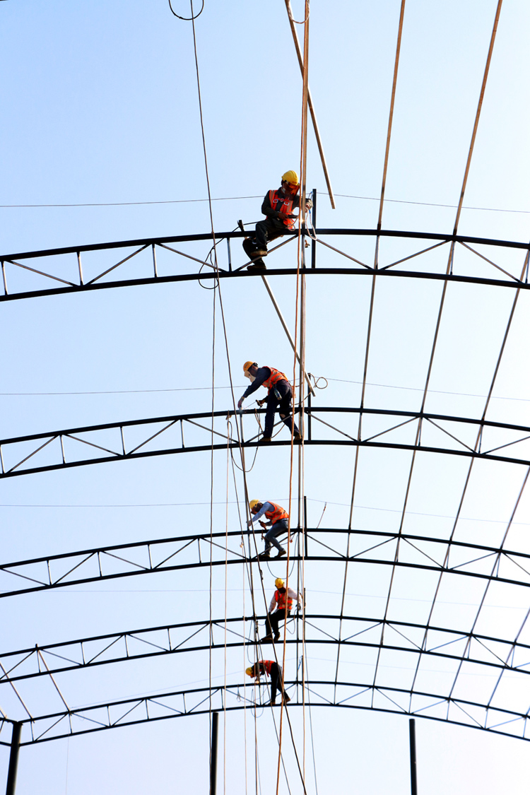 國慶假期，在江西樟吉高速改擴建現場，施工人員在高處施工。 曹林輝 攝