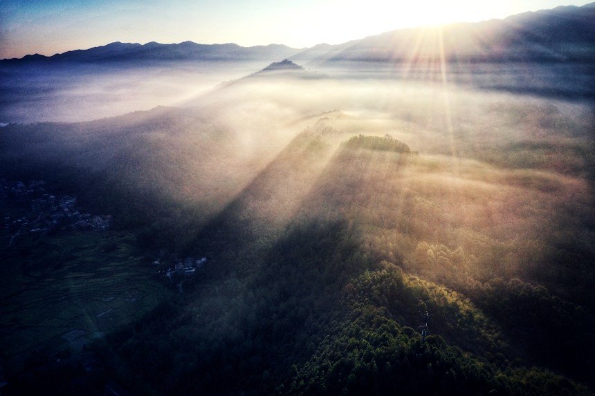 航拍下的江西省贛州市全南縣金龍鎮崗背村。尹其奇攝