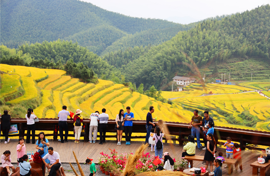 觀景臺上游客絡繹不絕。嚴毅君攝