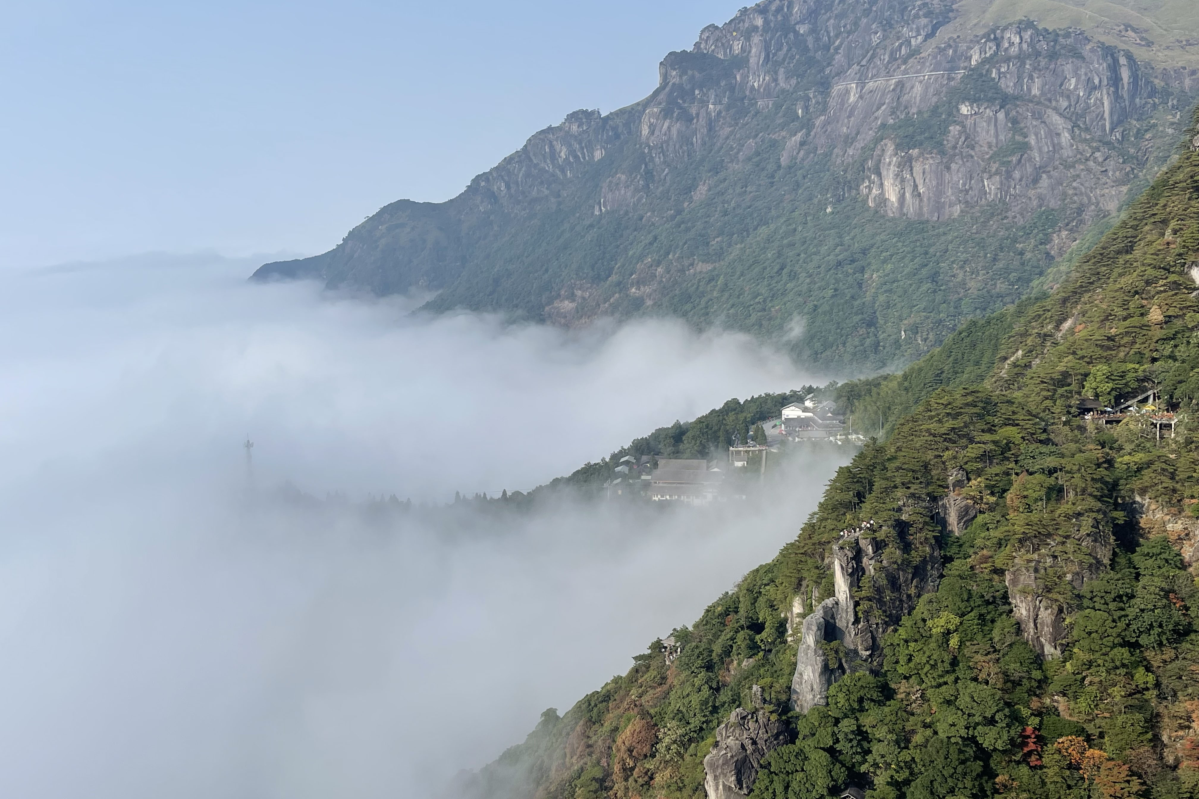 云海之中，山間建筑若隱若現。謝凌陽攝
