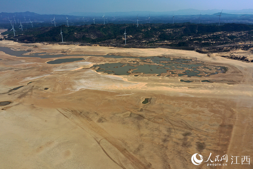 圖為本網日前拍攝的鄱陽湖老爺廟附近水域實況。 人民網 時雨攝