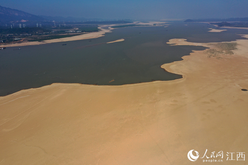 圖為本網日前拍攝的鄱陽湖老爺廟附近水域實況。 人民網 時雨攝