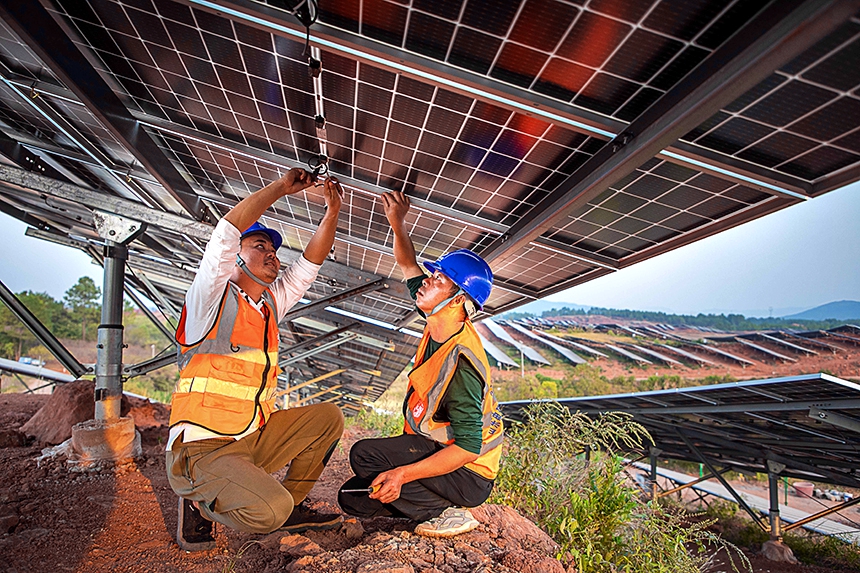 在江西省永新縣高市鄉八團村光伏發電基地，技術人員正在巡檢。周亞茂攝