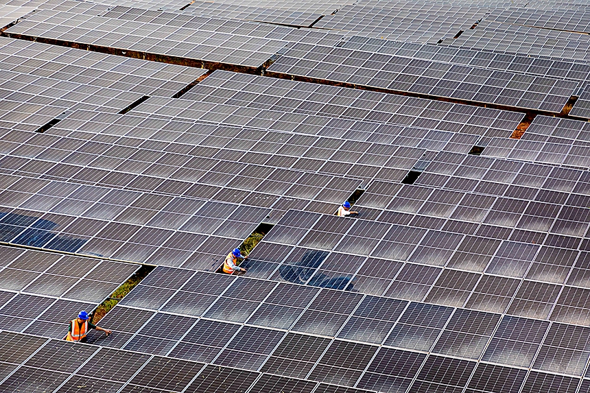 在江西省永新縣高市鄉八團村光伏發電基地，工人在清潔光伏板。周亞茂攝