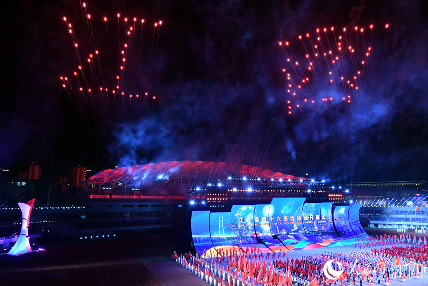 江西省第十六屆運動會8日晚開幕。 人民網 時雨攝