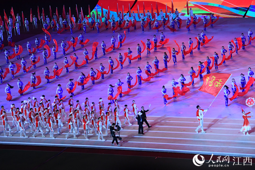 參賽代表隊入場。 人民網 時雨攝