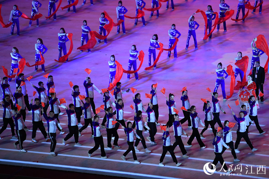 參賽代表隊入場。 人民網 時雨攝