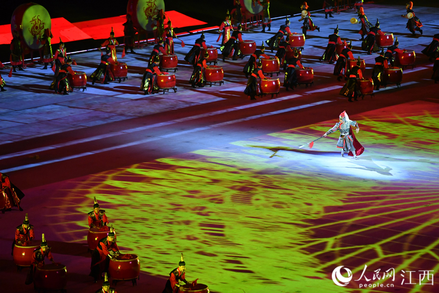 開幕式上的精彩演出。 人民網 時雨攝