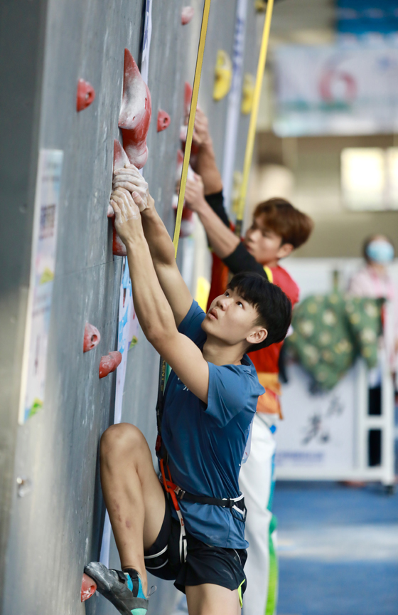 選手們進行攀巖比賽。張弛攝