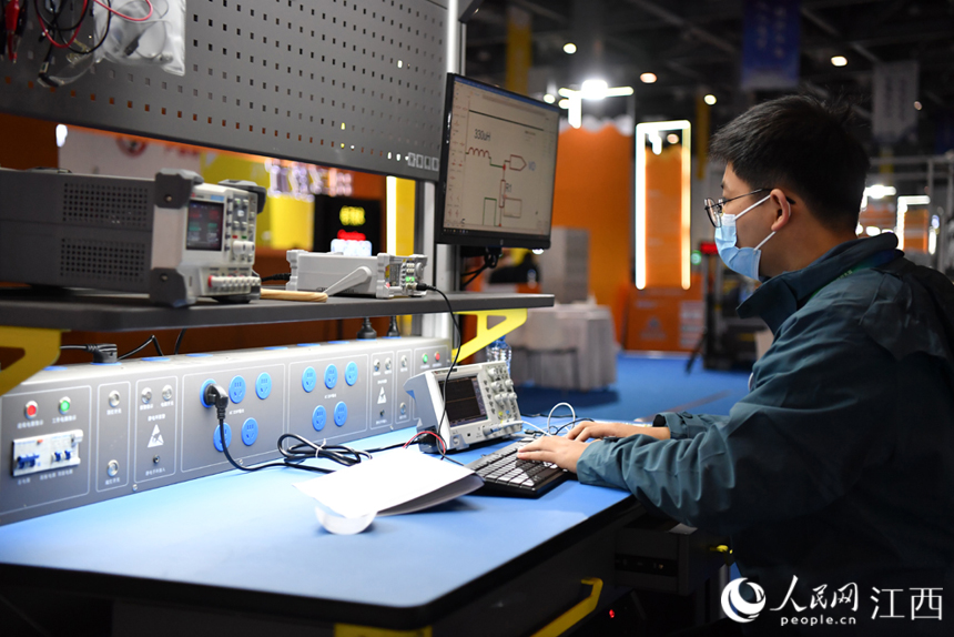 職業技能大賽上，來自不同領域的青年正在進行技能比賽。 人民網 時雨攝