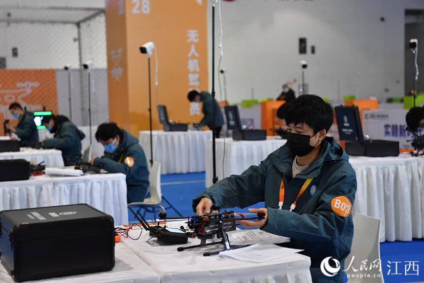 無人機飛手正在組裝無人機。 人民網 時雨攝