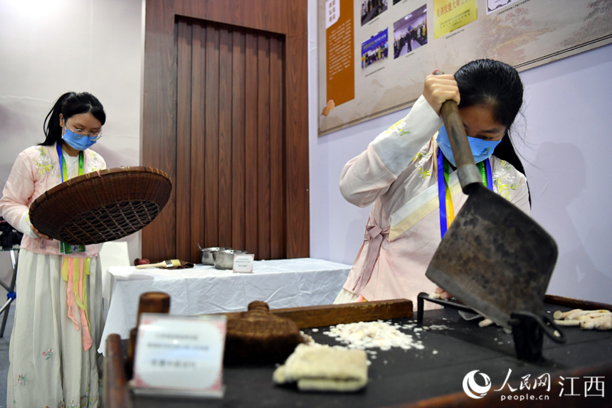 職業技能大賽上，一位年輕的選手正在展示中藥炮制。 人民網 時雨攝