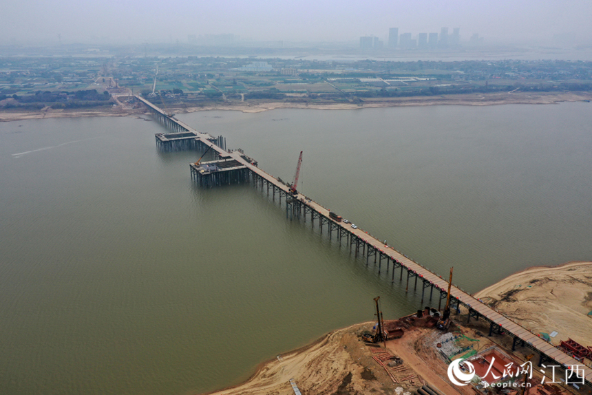 昌九高鐵南昌揚子洲贛江公鐵大橋。 人民網 時雨攝