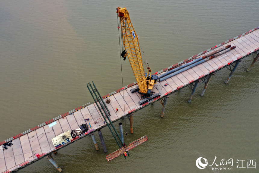 工人們冒著嚴寒搶抓時間節點進行施工。 人民網 時雨攝