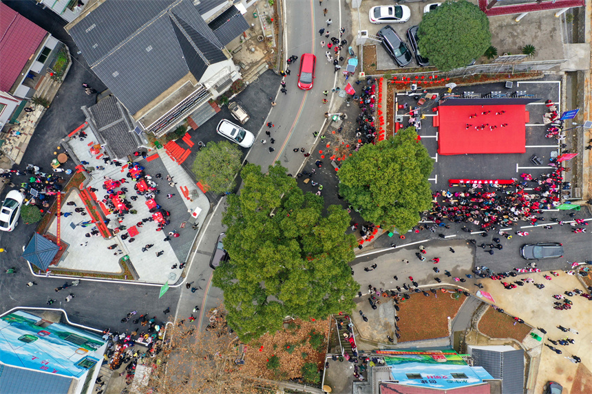 山貨節上人聲鼎沸，一派喜慶祥和景象。周亮攝