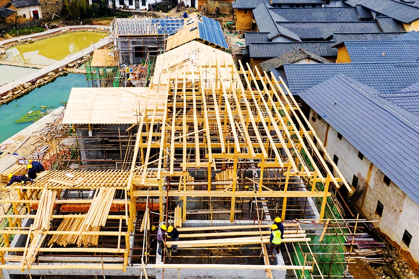 工人正在修繕古建筑。詹繼成攝