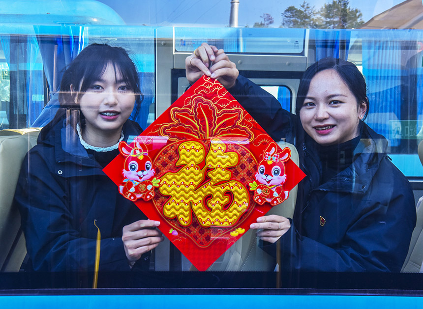 青年黨員給公交車掛上福字，把車廂裝扮一新。吳志貴攝